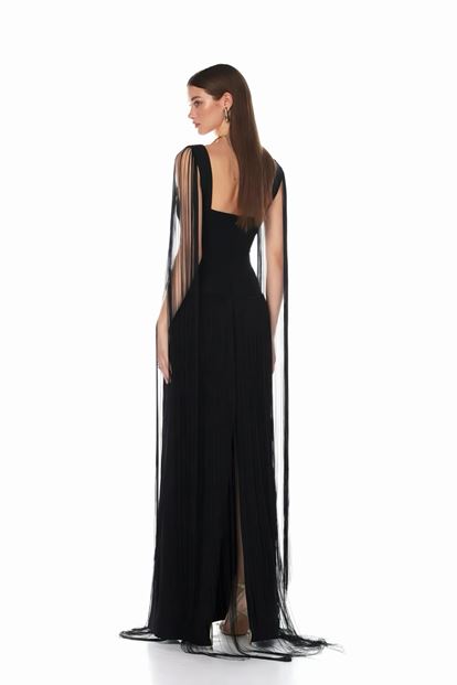 Schwarzes Abendkleid mit eckigem Ausschnitt und Quasten